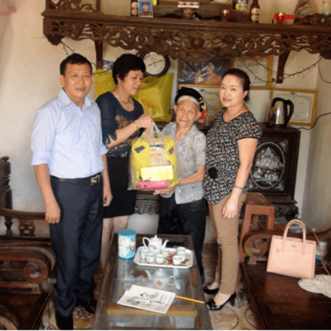 Lãnh đạo Phòng GD&ĐT cùng Công đoàn Giáo dục huyện Khoái Châu thăm và tặng quà Mẹ Việt Nam Anh hùng Đặng Thị Nghiên